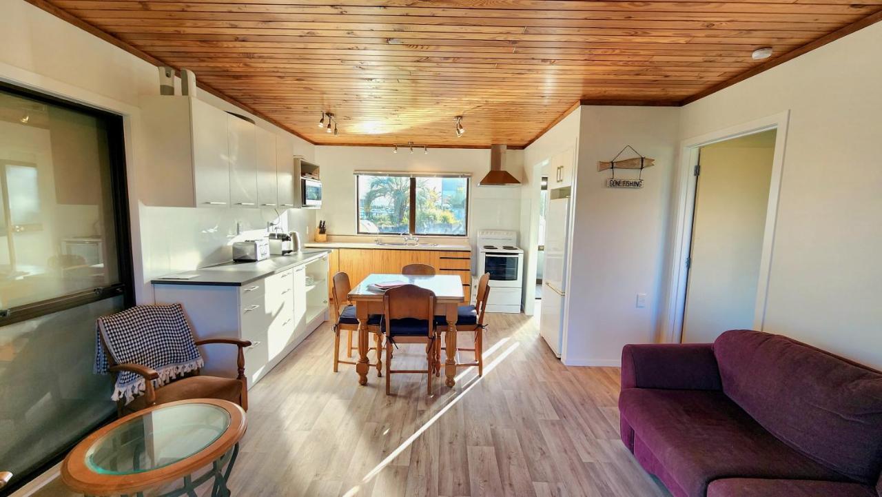 The Sunrise Bach - One Tree Point Holiday Home Eksteriør billede